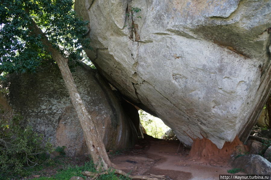 Одна  из  68  пещер.  В  таких   пещерах   монахи  занимались  медитацией. Михинтале, Шри-Ланка
