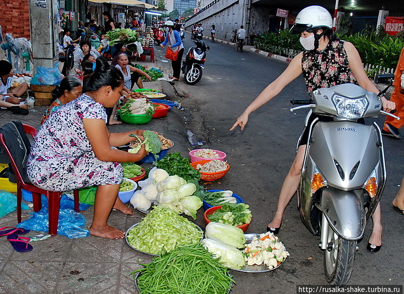 Стихийный рынок под мостом Хошимин, Вьетнам