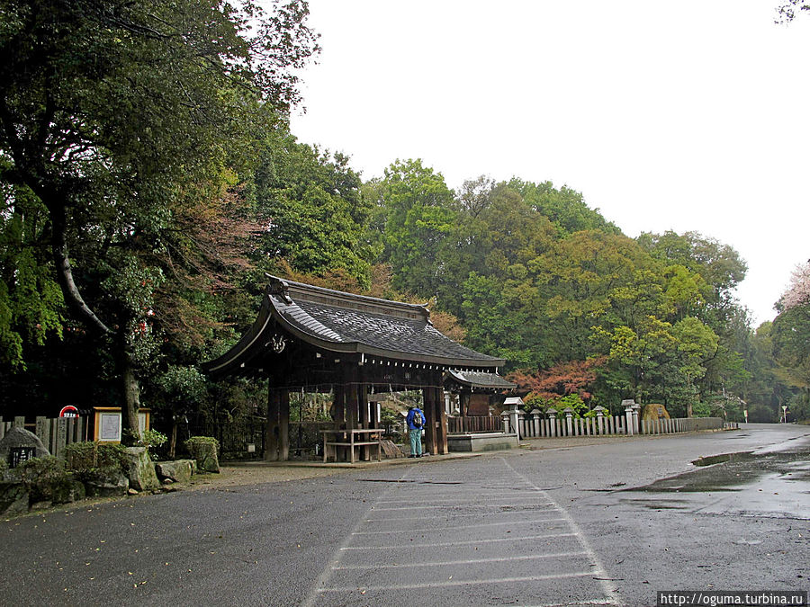Здесь моют руки и полоскают рот, перед тем как идти к храму Здесь моют руки и полоскают рот, перед тем как идти к храму