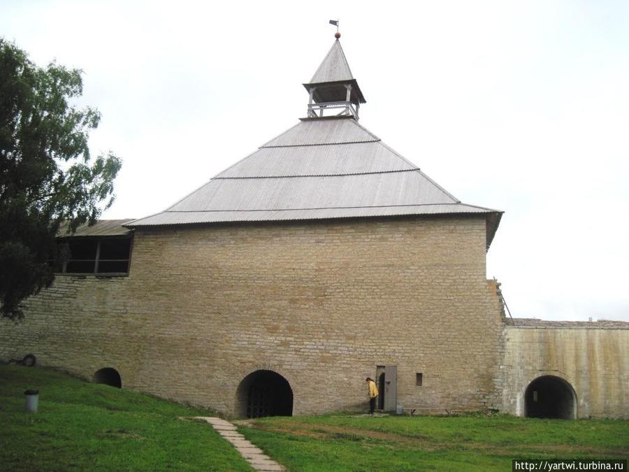 Воротная башня (в ней находится вход в крепость) — вид с территории крепости. Старая Ладога, Россия