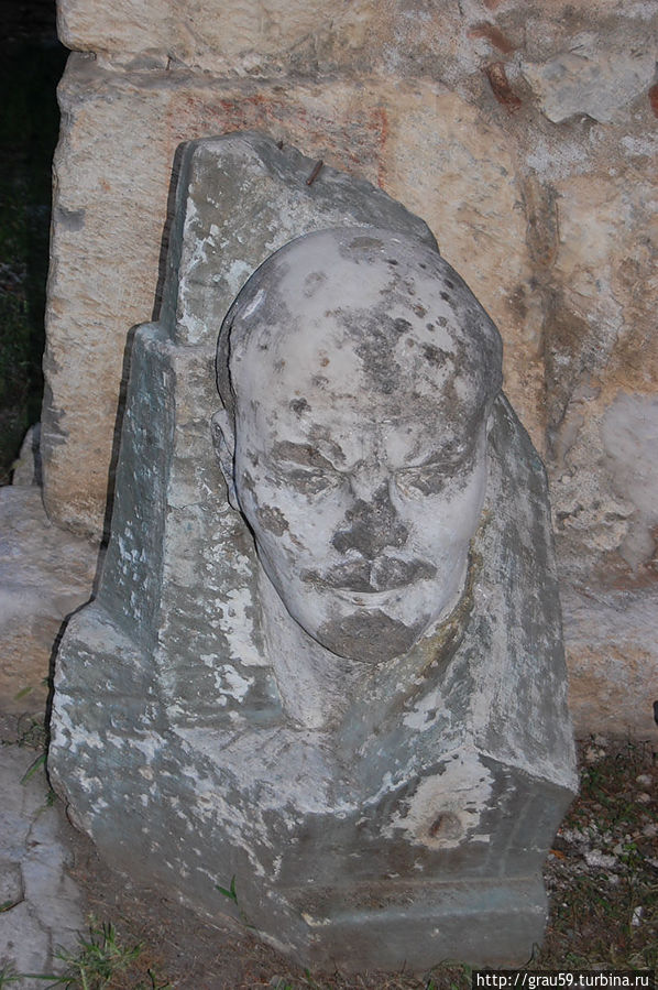 Бюст Ленина в крепости Абаата Гагра, Абхазия
