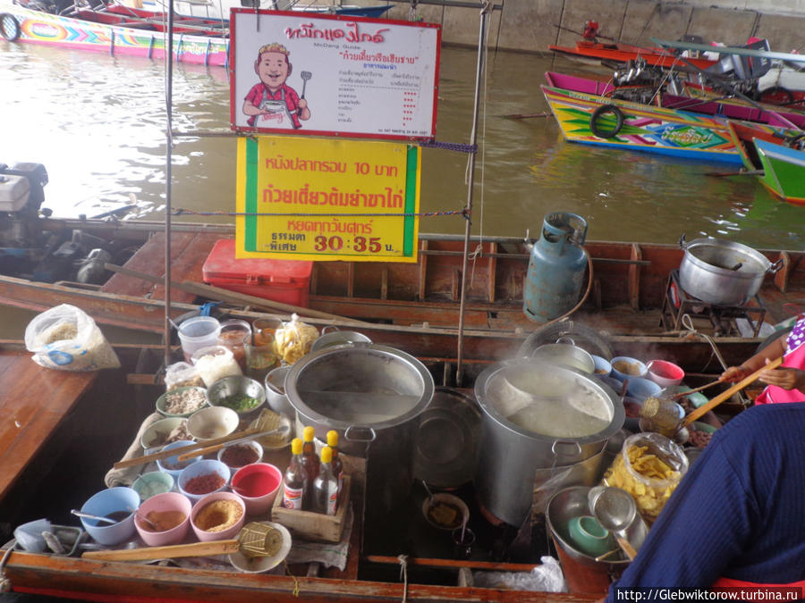 Прогулка у моста Рамы 4-го Пак-Крет, Таиланд Прогулка у моста Рамы 4-го Пак-Крет, Таиланд