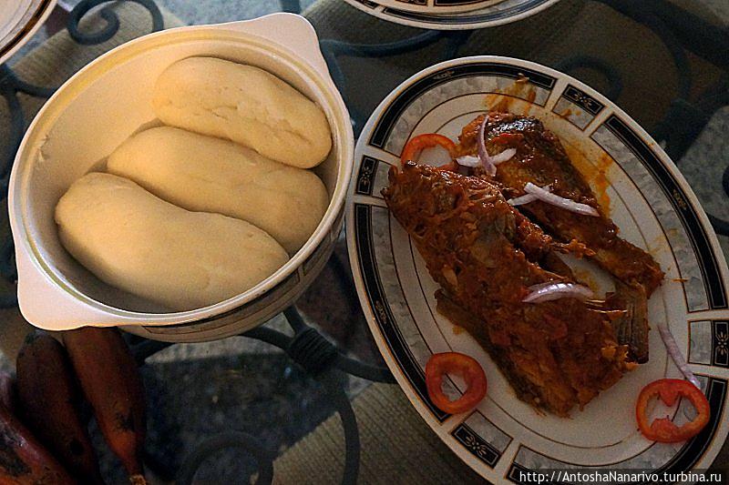 Pounded yam и рыба, кажется, тилапия. Лагос, Нигерия