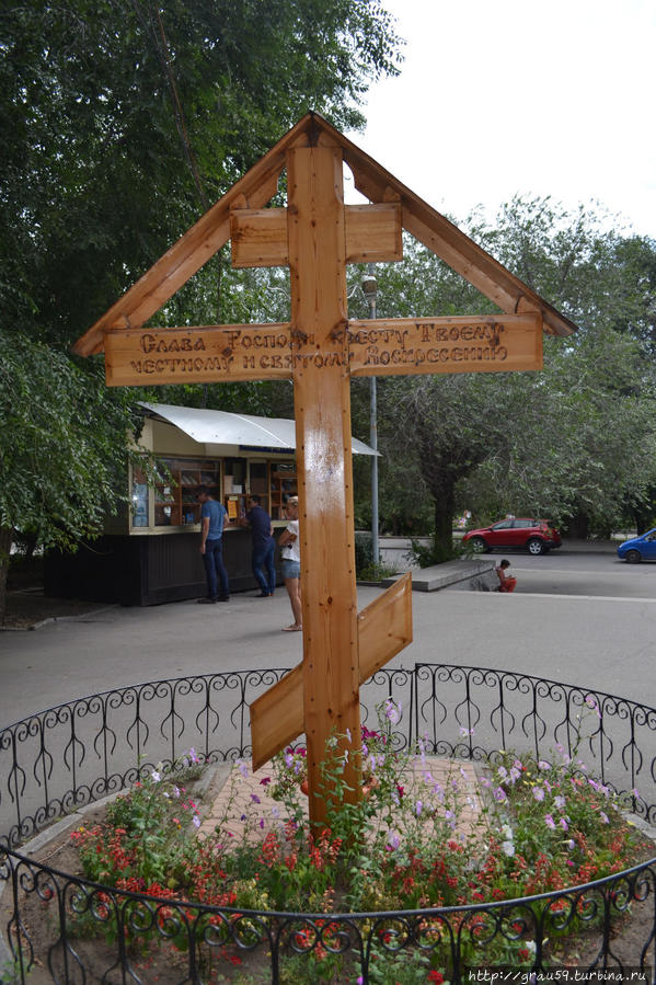 Крест у деревянной часовни иконы Божьей Матери Иверской Волгоград, Россия