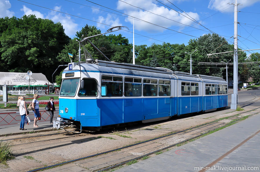 Во-первых, они все одинаковой формы, нигде раньше таких не встречал, а во-вторых – все одинаковой раcцветки, аналогично покрашены и городские троллейбусы.

Еще один интересный факт, что Винницкая трамвайная система – узкоколейная (ширина колеи рельс всего 1 метр). Винница, Украина