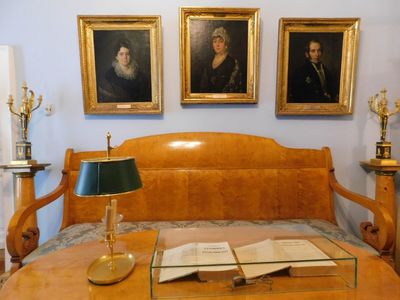 Голубая гостиная с аксаковской мебелью и семейными портретами