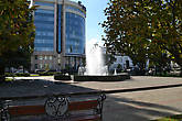 Сквер возле площади Ленина. Практически в каждом сквере городе есть фонтан, а в некоторых по несколько фонтанов.