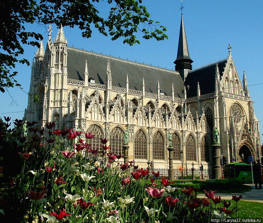 Церковь Нотр-Дам де Саблон. Построена в 1304 г. в стиле поздней брабантской готики Брюссель, Бельгия