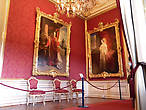 В красной комнате — портреты монархов, правивших в конце 18 — начале 19 века.