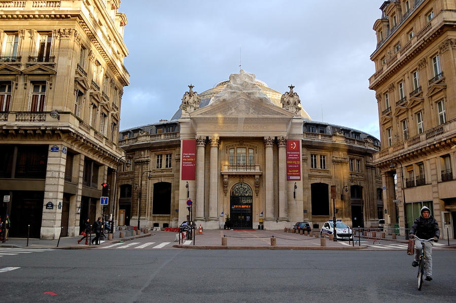 Театр? Нет, согласно Викимапии это Прмышленная Палата Париж, Франция