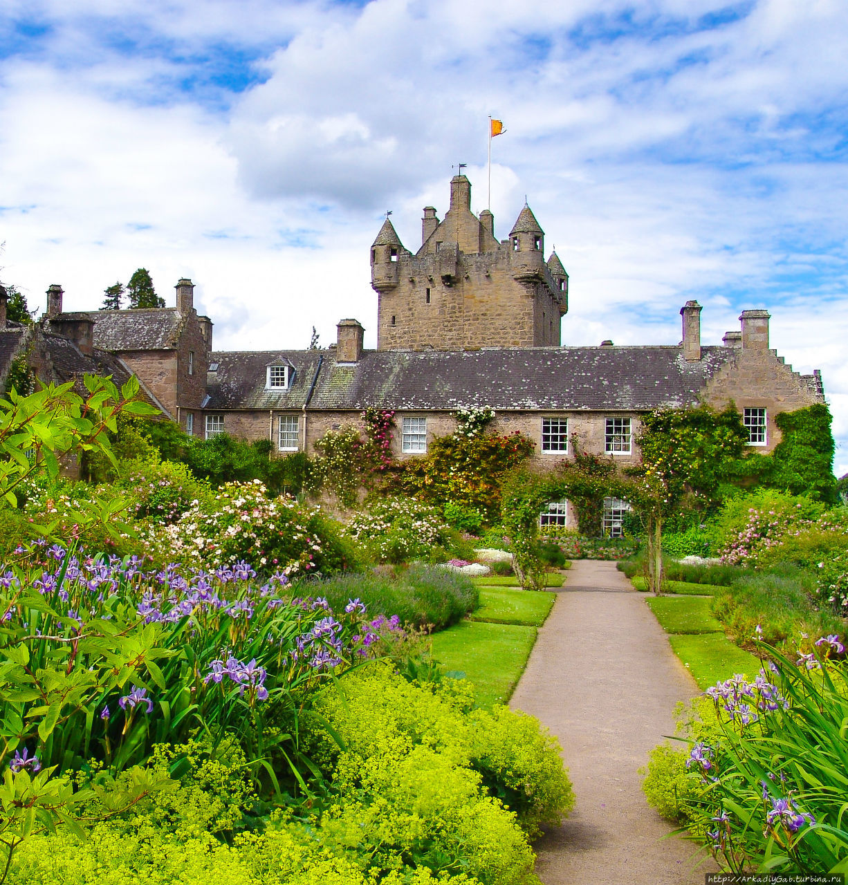 Нужно признать, что шотландские замки мало чем уступают свои французским сородичам. Сен-Жорж-сюр-Луар, Франция
