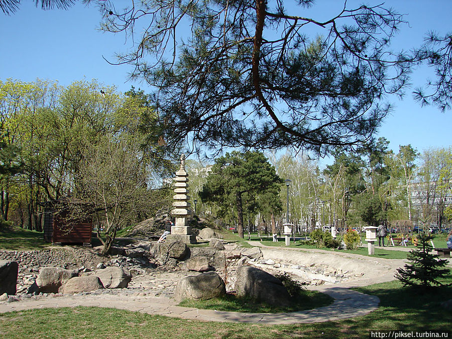общий вид на пагоду, пруд и сад камней Киев, Украина