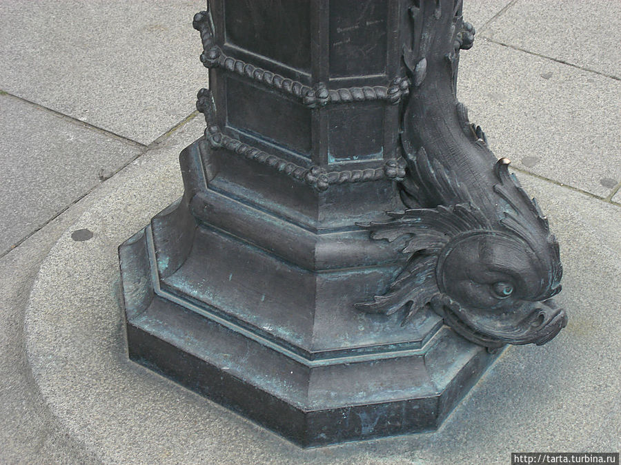 Такие подножия фонарей во дворе Лувра Такие подножия фонарей во дворе Лувра