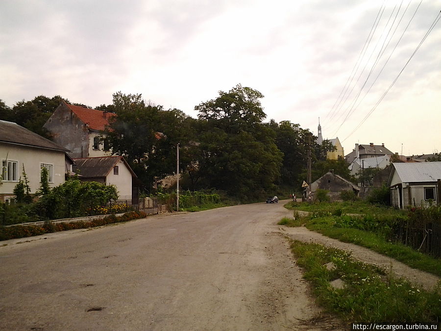 Вдалеке виднеется главная достопримечательность Бибрки — памятник архитектуры — костёл Святого Николая (основан в 1405). Жаль, я так и не сходила на него взглянуть.. Вдалеке виднеется главная достопримечательность Бибрки — памятник архитектуры — костёл Святого Николая (основан в 1405). Жаль, я так и не сходила на него взглянуть..