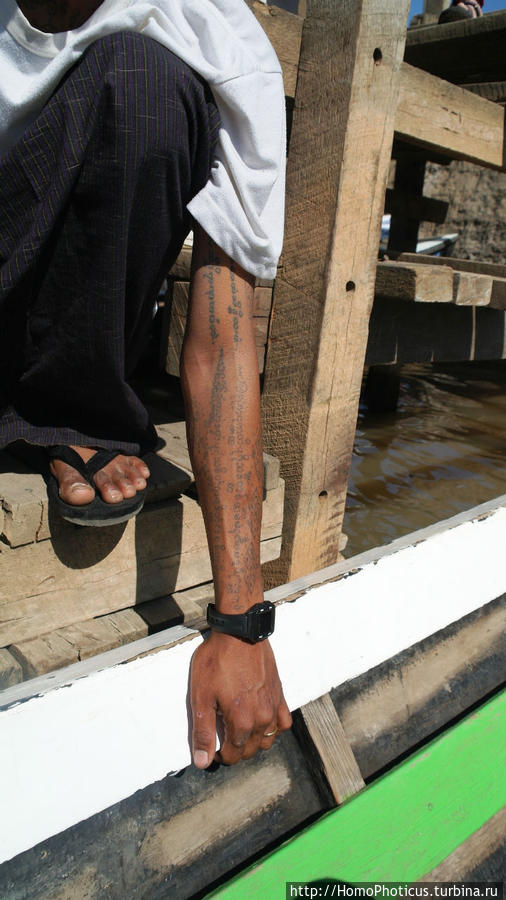 Татуировки местных жителей Ньяунг-Шве, Мьянма