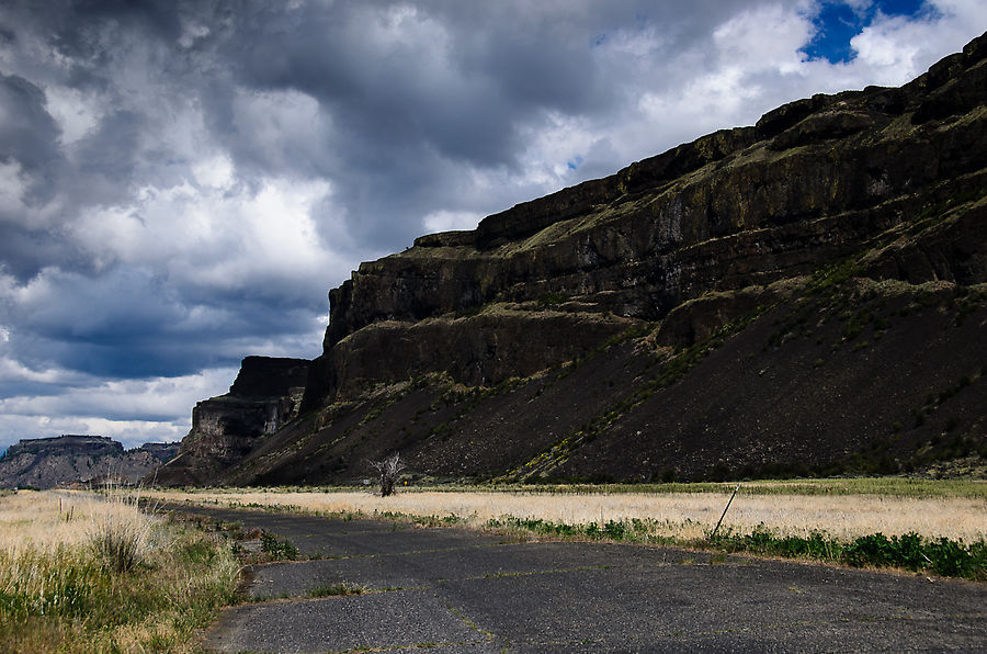 Снова стенки куле. Это базальтовые скалы, оставшиеся стоять, когда все остальные породы смыло огромным потоком воды. Снова стенки куле. Это базальтовые скалы, оставшиеся стоять, когда все остальные породы смыло огромным потоком воды.