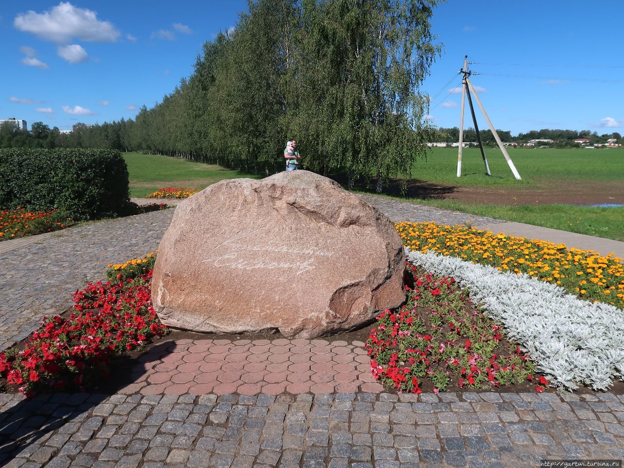 Аллеи соединяют часовню с аркой, где размещены горельефные доски, памятным камнем писателю К. Симонову, а также «Озером слез». Могилев, Беларусь