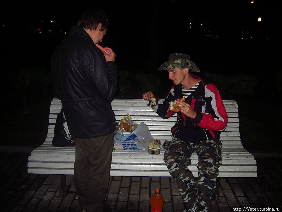 Найденную тысячу мы решили полностью проесть. Торжественный ужин состоялся в кромешной темноте в самом центре Болотной площади. Спасибо ГУМу за это! Москва, Россия