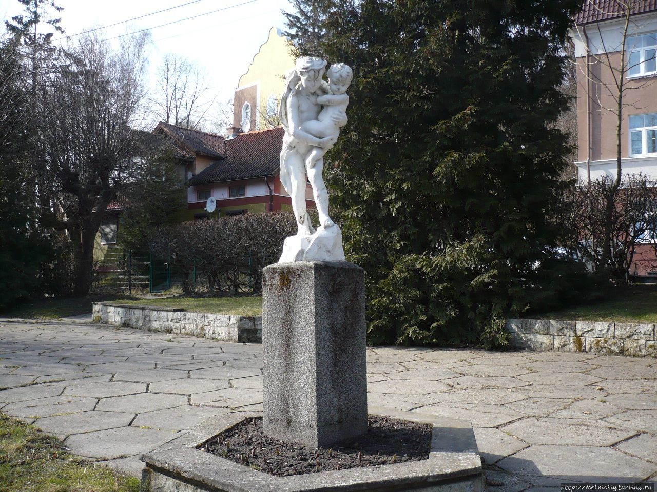 Скульптура девочки с ребенком / Sculpture of a girl with a child