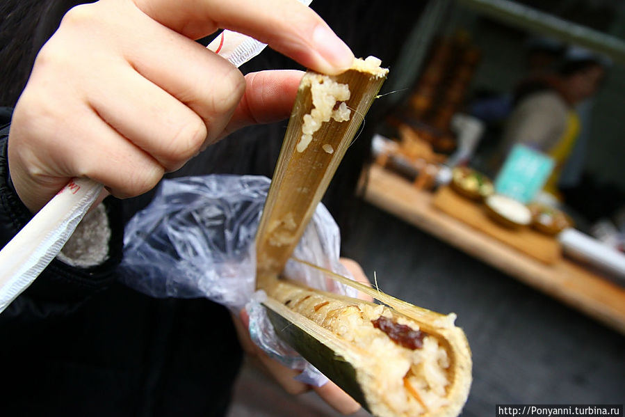 Рис с мясной подливкой — готовят в бамбуковой палочке Рис с мясной подливкой — готовят в бамбуковой палочке