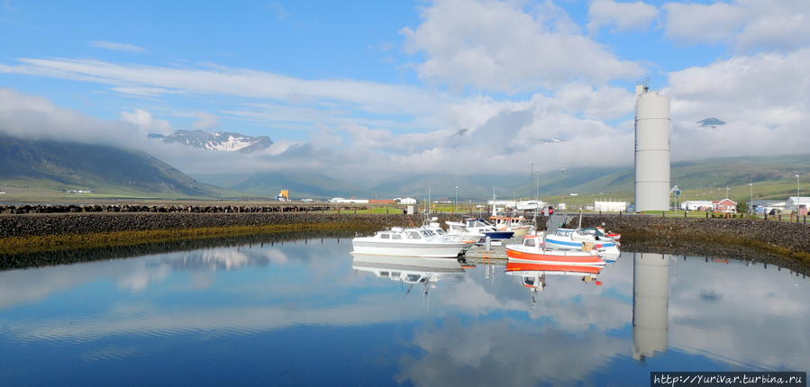 Гавань моторных лодок в городке Рейдарфьордур Дьюпивогур, Исландия