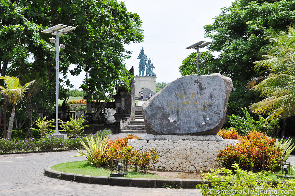Вход на полуостров обозначен огромным камнем с надписью Nusa Dua Peninsula Island The Garden of Hope. Бали, Индонезия