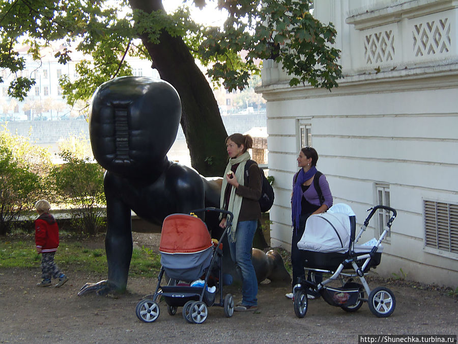 Фигуры ползущих детей (Композиция Младенцы скандально известного скульптора Давида Черного) всегда привлекают внимание прохожих. Прага, Чехия