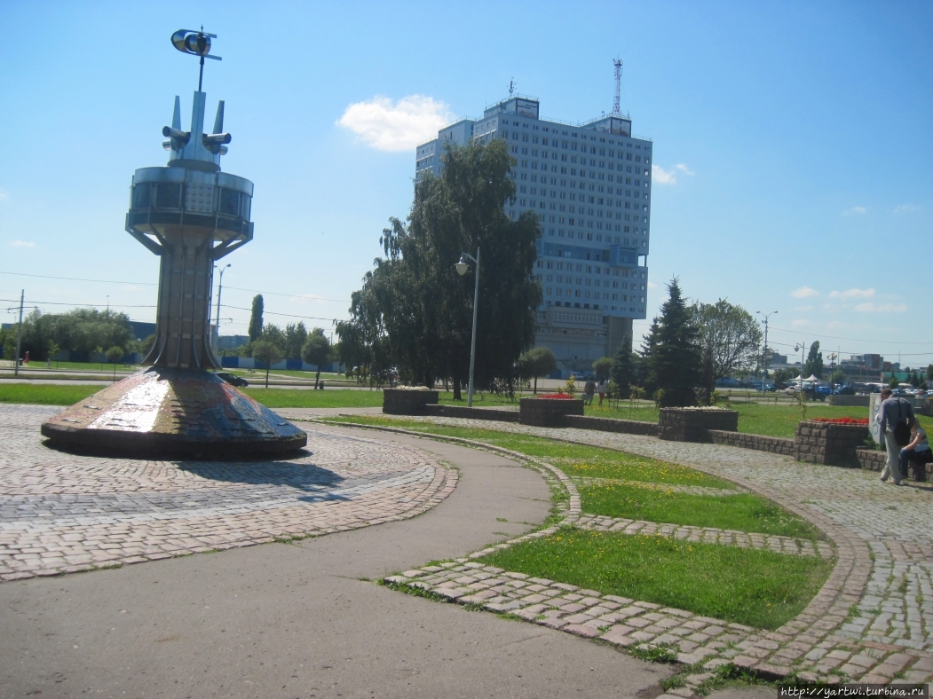 В день приезда мимо Дома Советов (который до сих пор пустует) мы отправились в музей янтаря по набережной вдоль Нижнего пруда. Сразу обращает внимание, что при значительном дорожном движении на второстепенных перекрестках в Калининграде нет светофоров, но местные водители очень вежливы и пешеходов пропускают всегда. Калининград, Россия