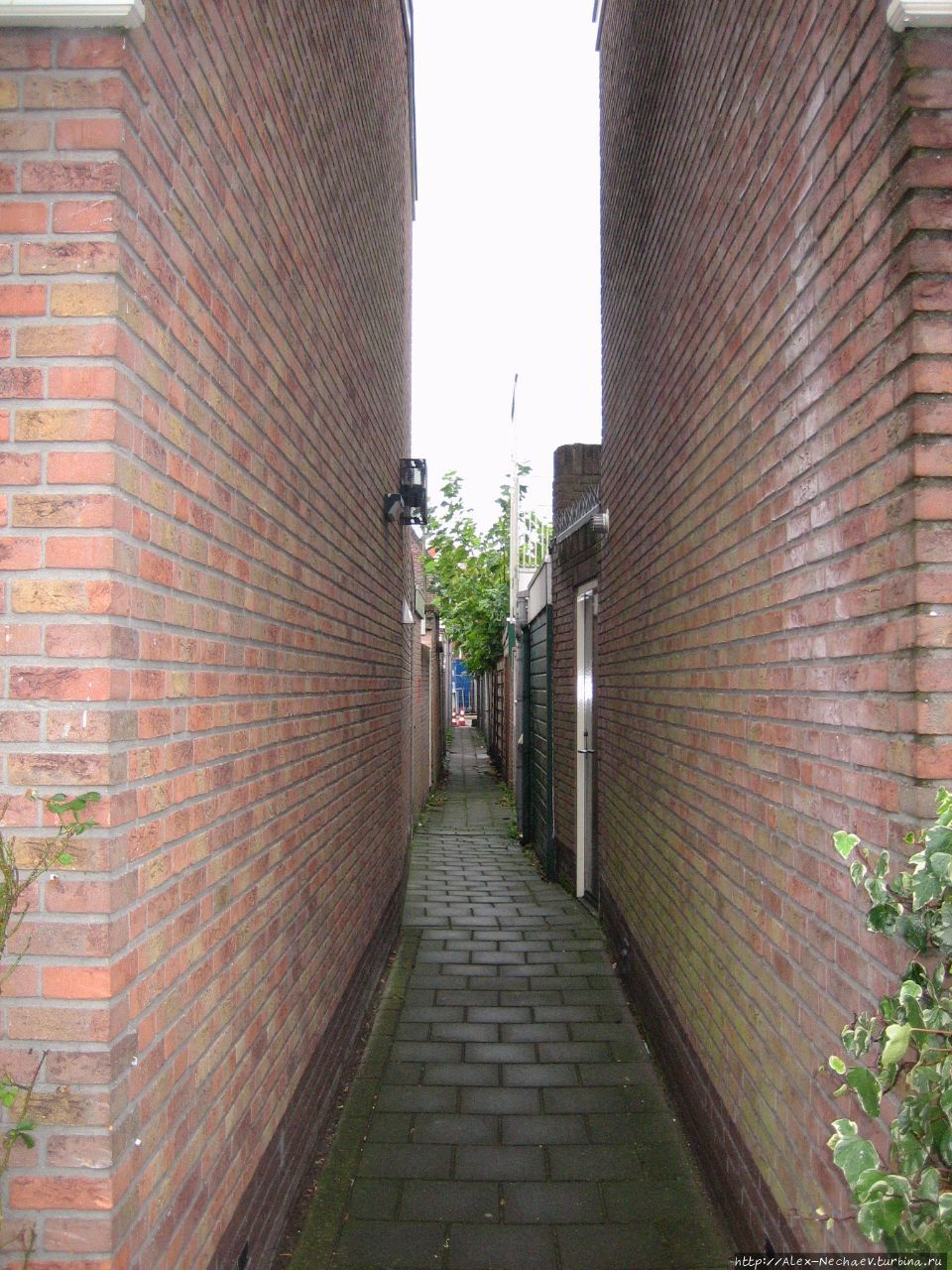 Каменные коридоры между домами Волендам, Нидерланды