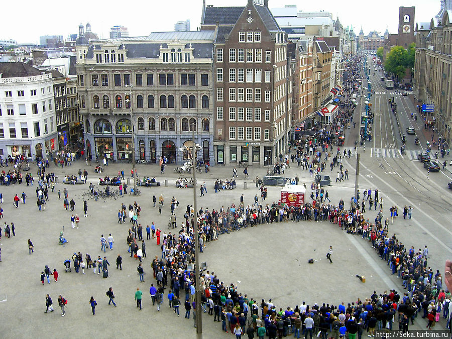 Вид на площадь Дам из окна музея Амстердам, Нидерланды