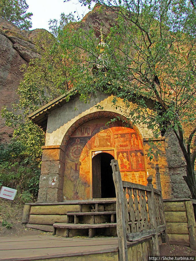 На месте старинной церкви стоит пока бутафория... На месте старинной церкви стоит пока бутафория...