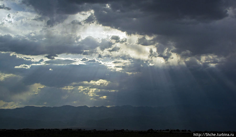 Долина Смерти. Тучи на небе — все оттенки серого и голубого Национальный парк Долина Смерти, CША
