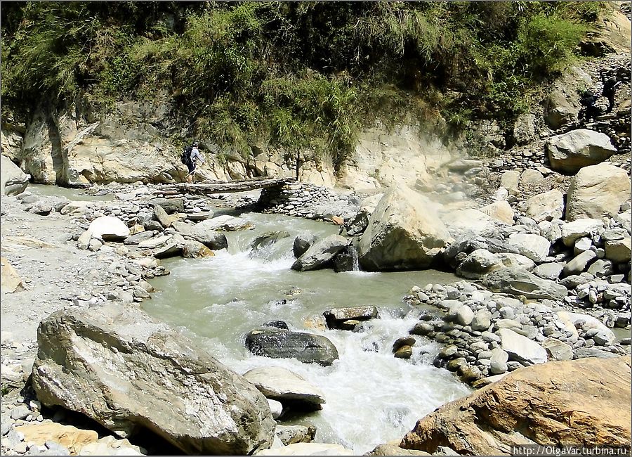 На пути приток Моди-Кхолы – речка Кумронг Кхола, которую переходим по небольшому деревянному мостику. Ноги мочить в холодной воде никому не хочется. Чомронг, Непал