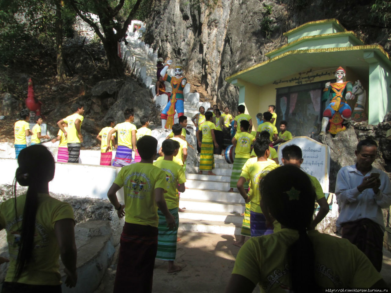 Каренский ансамбль у входа в пещеру Bayin Nyi Хпа-Ан, Мьянма