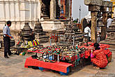 Вокруг ступы продают множество традиционных непальских сувениров и поделок ручной работы.