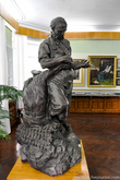 Скульптурная композиция Пирогов и матрос, наглядно повествующая о процессе лечения солдата Н.И. Пироговым.