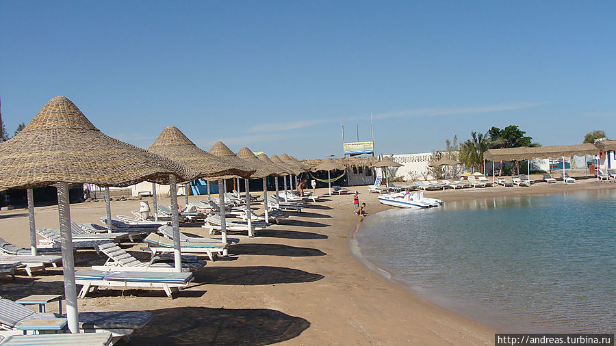 Пляж в Samaka Beach. Хургада Египет