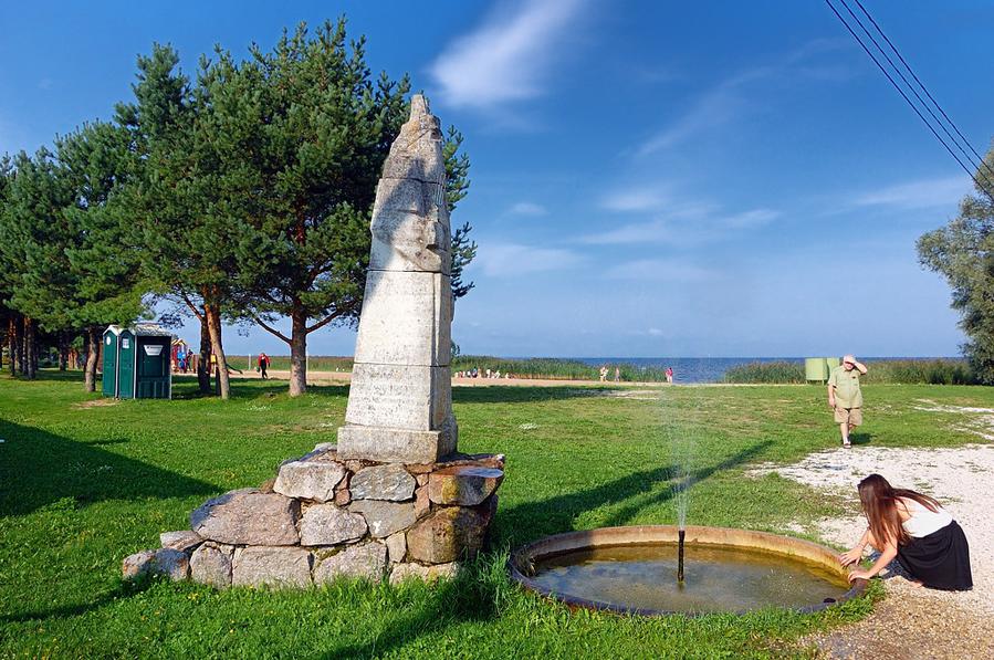 Памятник и фонтан на берегу Чудского озера Муствеэ, Эстония