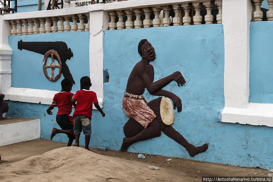 Рисунки, точнее рельефы, на заборе. Аккра, Гана