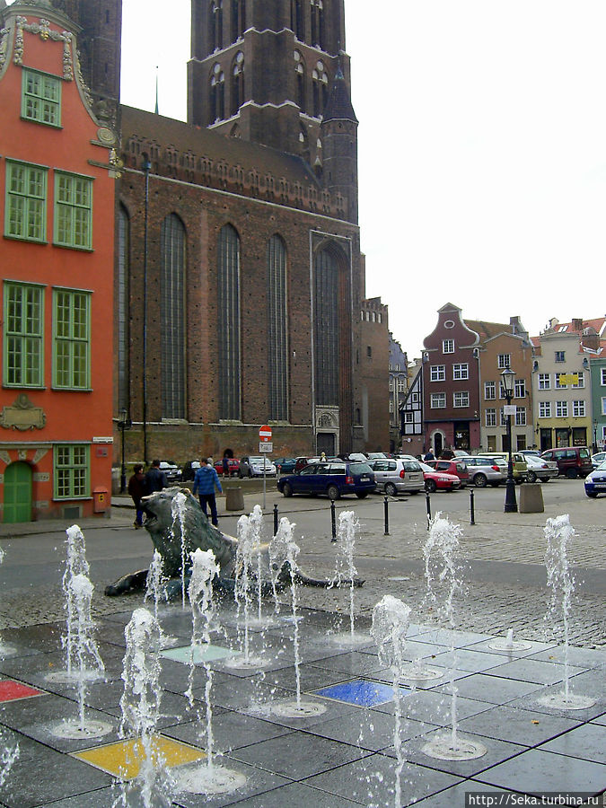 Фонтан со львами недалеко от Костела Пресвятой Девы Марии на улице Świętego Ducha Фонтан со львами недалеко от Костела Пресвятой Девы Марии на улице Świętego Ducha