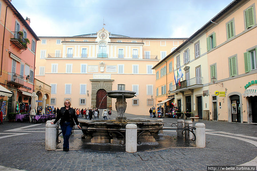 Площадь перед Папским Дворцом. Кастель-Гандольфо, Италия