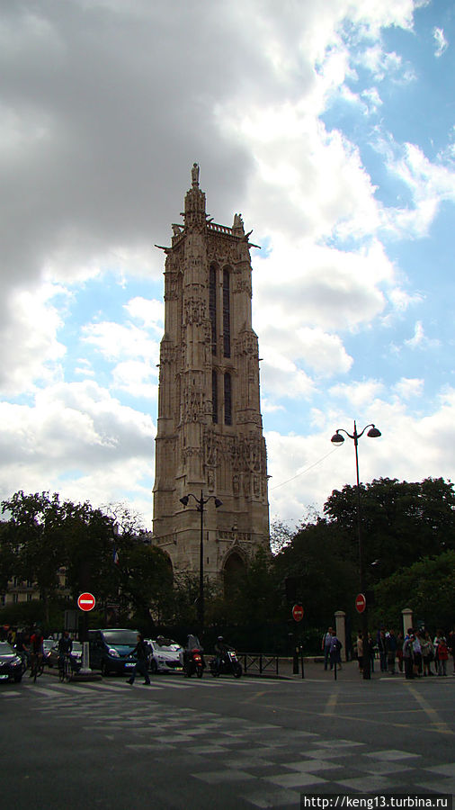 Прогулка от церкви Сент -Эсташ до Нотр-Дам-де-Пари Париж, Франция Прогулка от церкви Сент -Эсташ до Нотр-Дам-де-Пари Париж, Франция