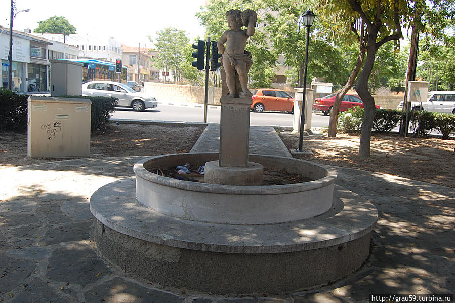 Неработающий фонтан, Лимассол Кипр