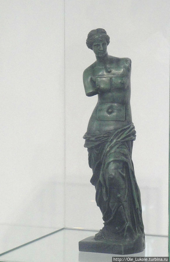 «Венера Милосская с ящиками» — скульптура испанского художника Сальвадора Дали, созданная в 1936 году. Находится в частной коллекции Киев, Украина