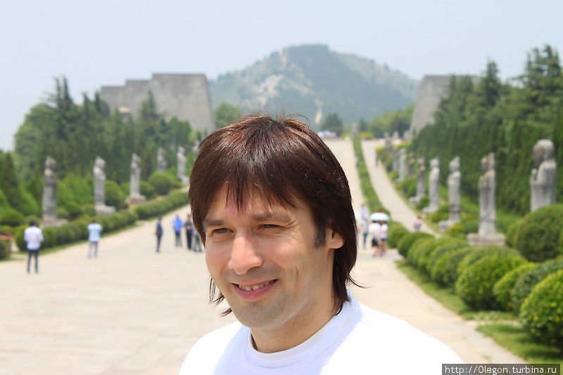 Олег Семичев на фоне самой большой пирамиды Китая и всего мира Сиань, Китай