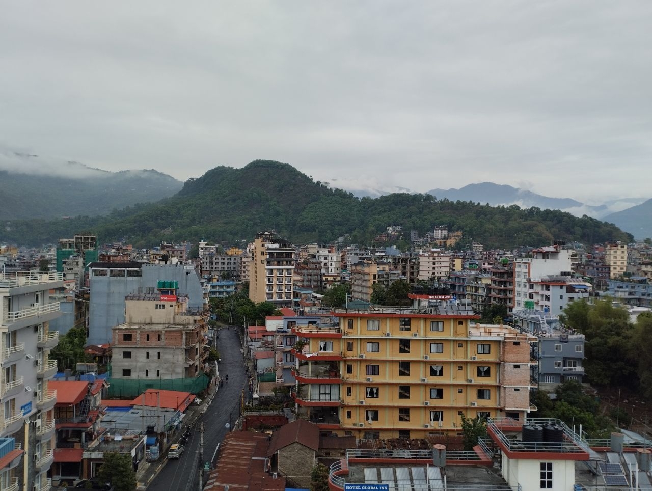 Утренний взгляд на Гималаи и Ступа Мира в Покхаре