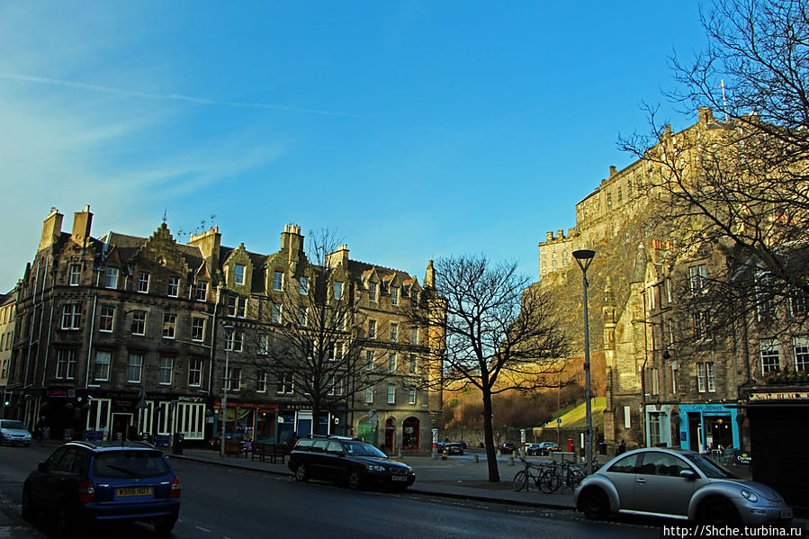 площадь Грассмаркет, отсюда замок видят меьше половины туристов Эдинбург, Великобритания