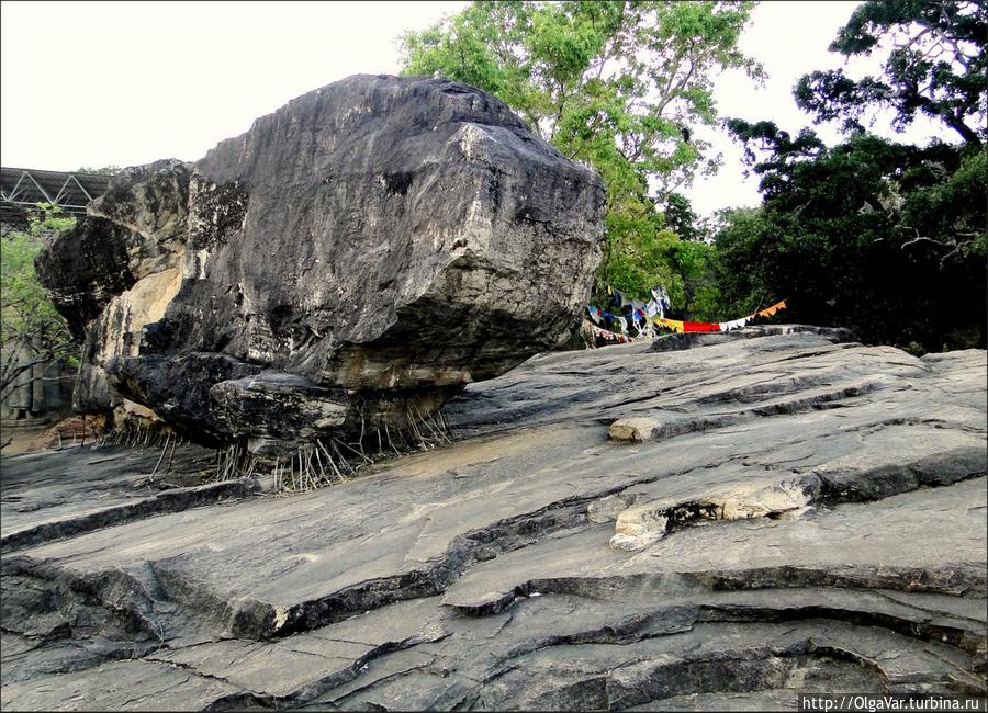 Камень с подпорками Полоннарува, Шри-Ланка