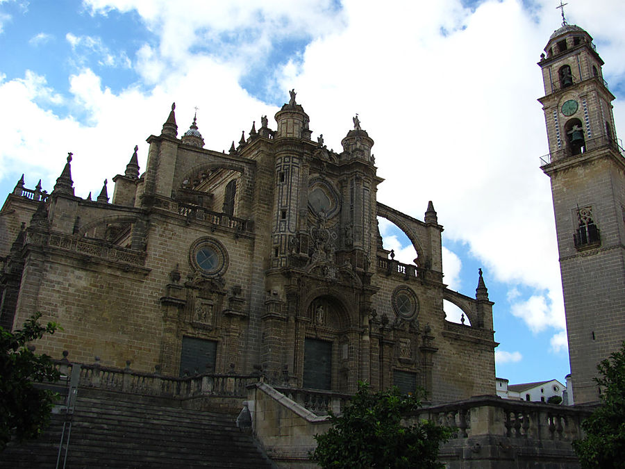 До 13 века на этом месте была мечеть. Об этом свидетельствует колокольня , сильно смахивающая на минарет. После того, как христиане отбили город у арабов осталось тайной, переделали ли мечеть или просто снесли и построили на этом месте церковь? До 13 века на этом месте была мечеть. Об этом свидетельствует колокольня , сильно смахивающая на минарет. После того, как христиане отбили город у арабов осталось тайной, переделали ли мечеть или просто снесли и построили на этом месте церковь?