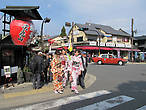 Девушки в кимоно на Арасияма, Киото.